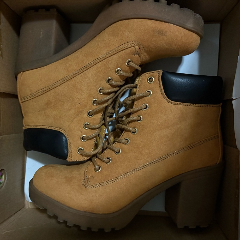 Women’s Shoe, Fairly Used